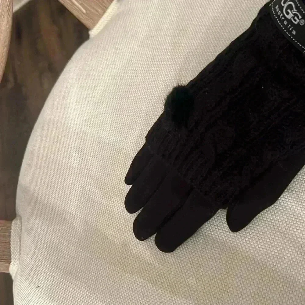 UGG black gloves with cell phone finger tip - Picture 2 of 4